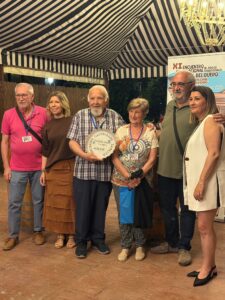 Eustaquio y Rosa recibiendo el premio, acompañados de las concejalas del Ayuntamiento de Aranda de Duero Amaya Sanz (dcha) y Ana Hervás (Izda), y de directivos de la AC LA TAnguilla