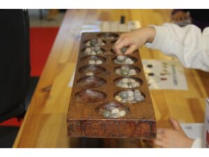 El mancala atrajo la curiosidad de todos los que se acercaban a nuestro stand.